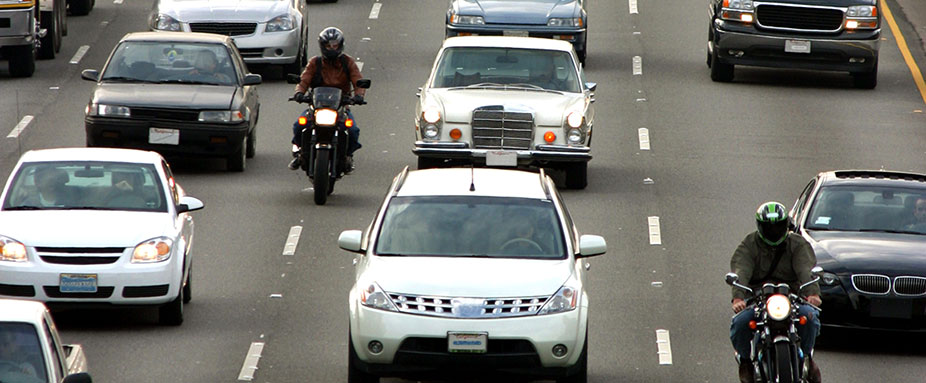 Stau: Ist für Motorräder Hindurchschlängeln erlaubt?