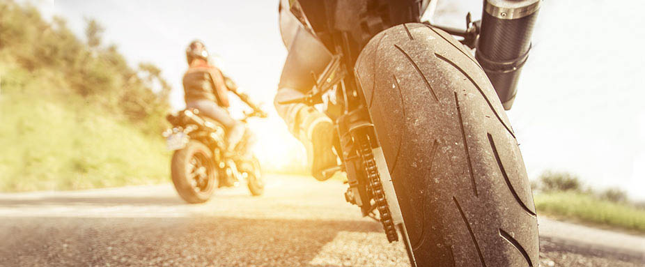 Motorradfahrer von hinten