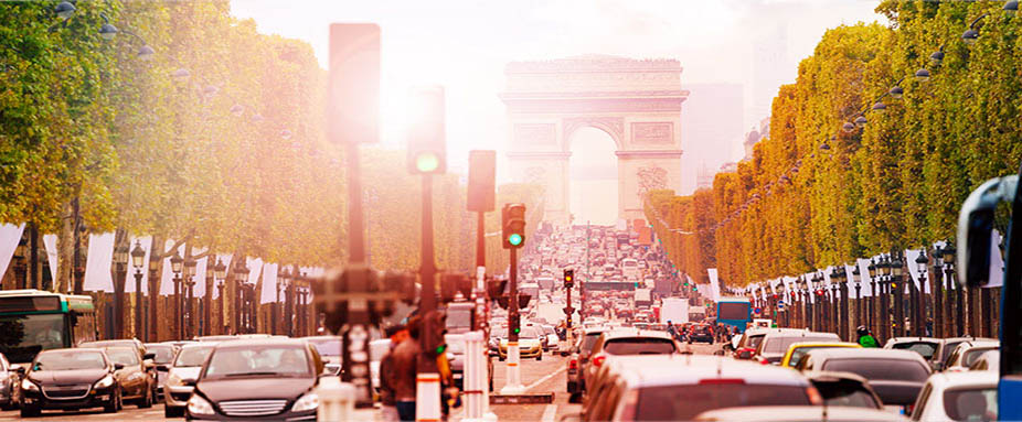 Viel Verkehr auf den Champs Élysées in Paris