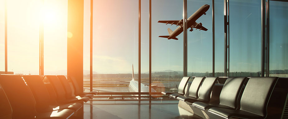 Leere Sitze im Wartesaal am Flughafen