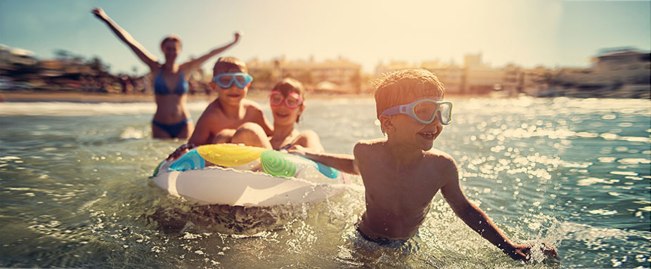 Kinder im Meer