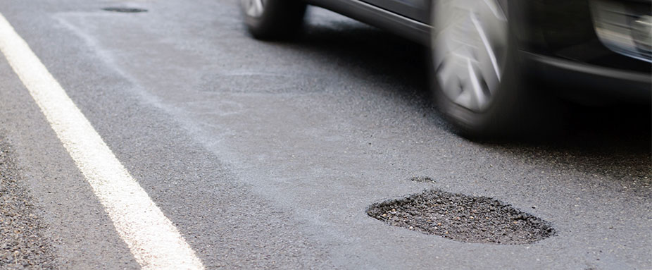 Unfall durch Schlaglöcher: diese Ansprüche haben Sie