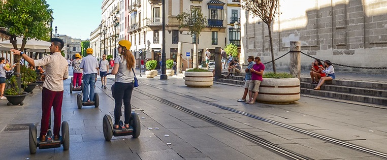 segways fahren in der Fussgaengerzone