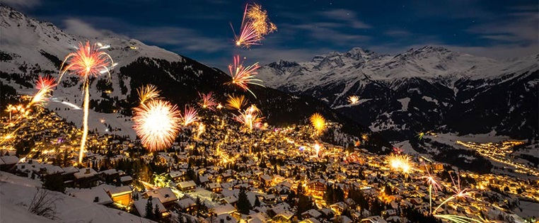 Silvesterfeuerwerk über Berglandschaft