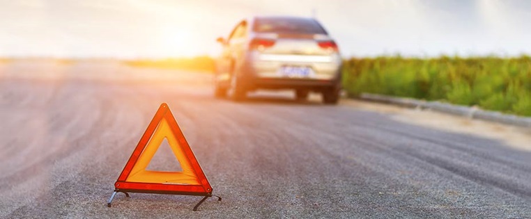 Pannenauto ist mit Warndreieck abgesichert