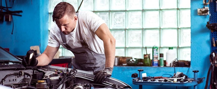 Automechaniker in der Werkstatt
