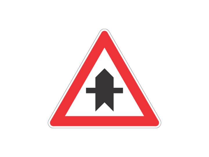 Verkehrszeichen: Vorfahrt nächste Kreuzung