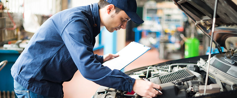 Reparatur des Autos in der Werkstatt
