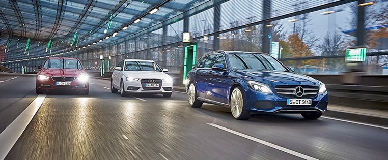 Drei Autos fahren durch den Petuelring