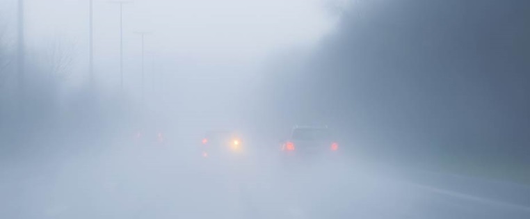 Autos fahren im Nebel