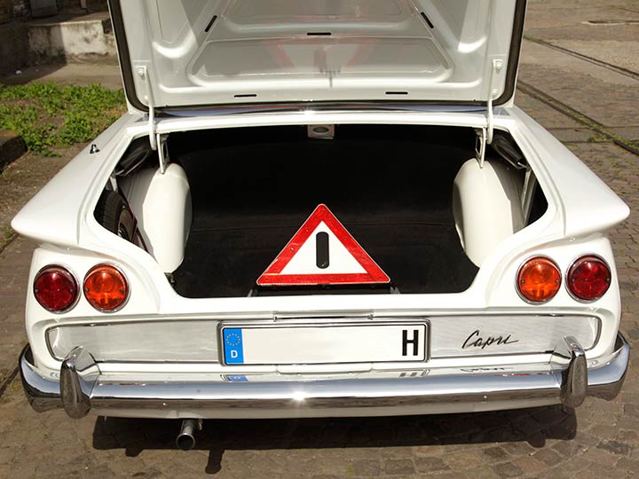 Ein Auto mit Warndreieck und Warndreieck