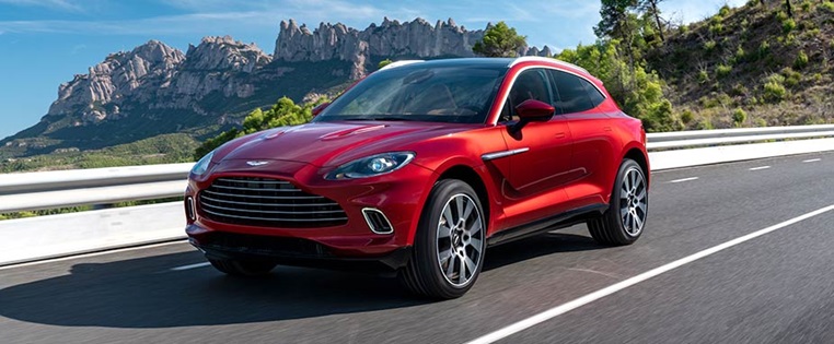 Aston Martin DBX fahrend