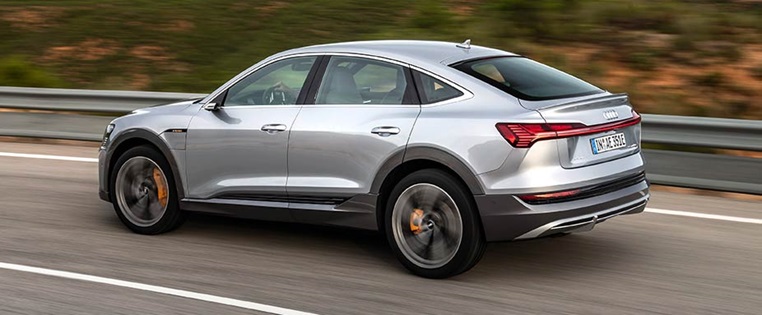 Seitenansicht des Auto e-tron Sportback fahrend