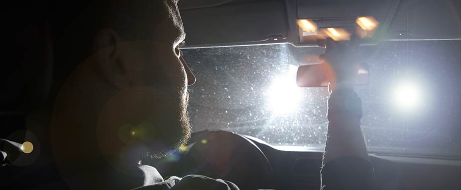 Autofahrer wird in der Nacht von entgegenkommenden Auto geblendet