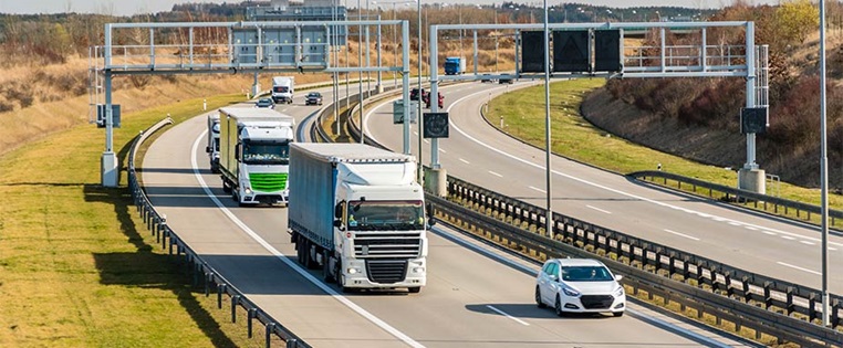 LKW fährt auf Autobahn in Tschechien
