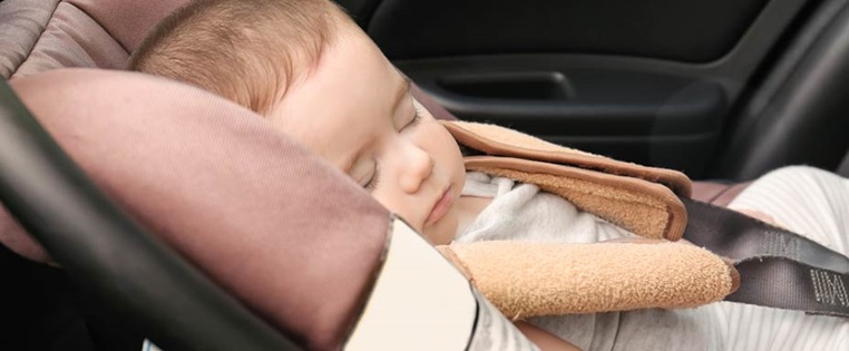 Baby im Auto in Babyschale