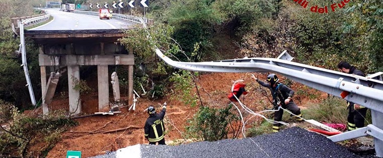 Eingestürzte Brücke der A6 bei Savona in Italien