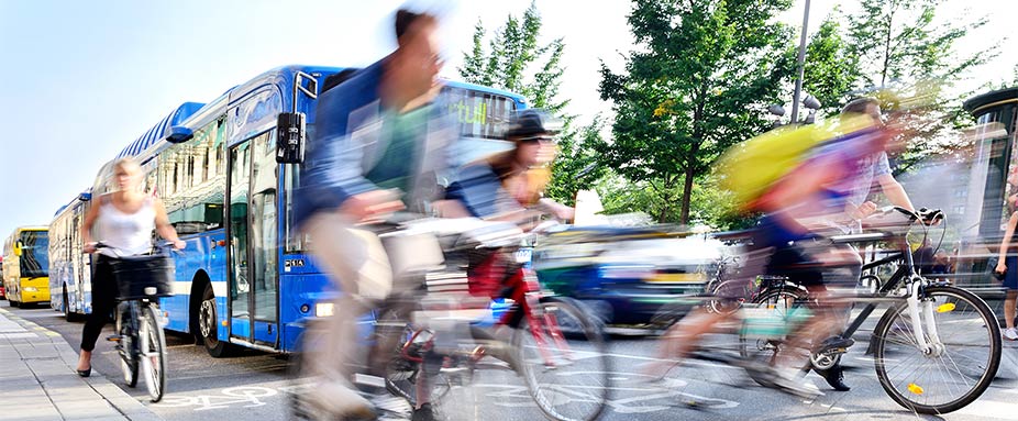 Bus, Radfahrer und Autos im Straßenverkehr