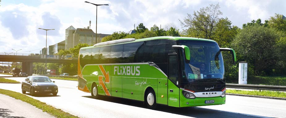 Fernbus in städtischer Umgebung