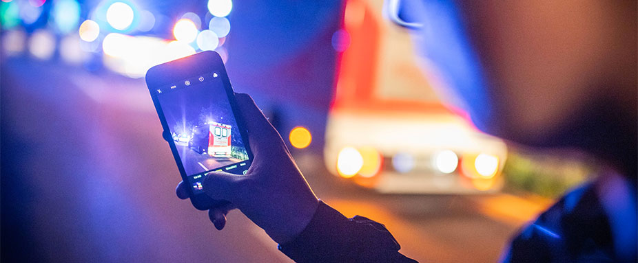 Gaffer filmt Unfall mit Smartphone