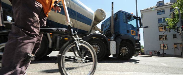 Abbiegender LKW und Fahrradfahrer