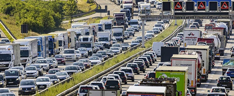 Großer Verkehrsstau während der Sommerferien in Bayern und Baden-Würtemberg