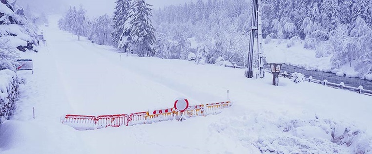 Straßensperre in Österreich im Winter