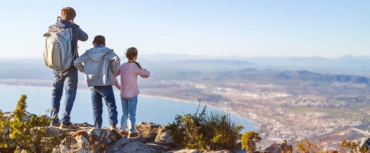 Vater mit zwei Kindern auf dem Tafelberg