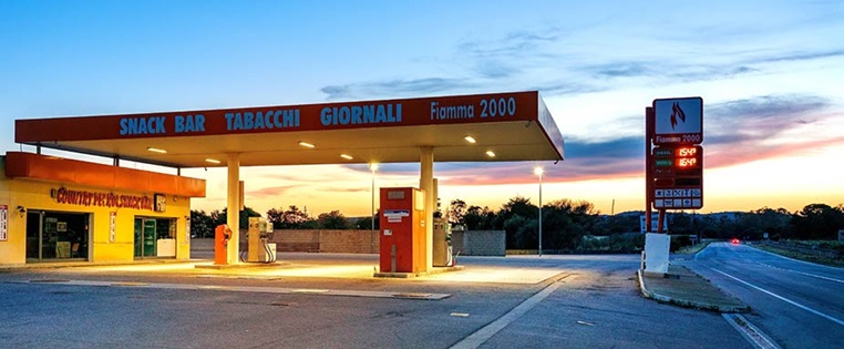 Tankstelle Italien im Abendlicht