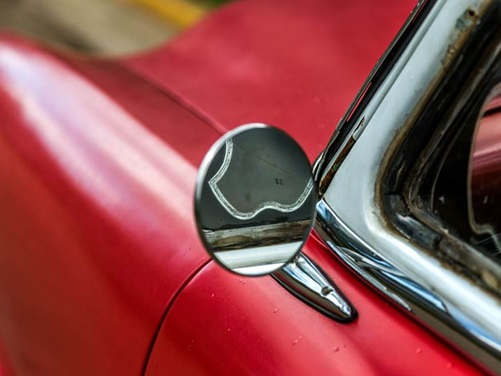 Detail von rot lackiertem Oldtimer Lack Restauration