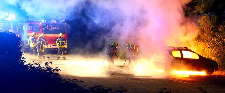 Feuerwehr löscht brennendes Auto