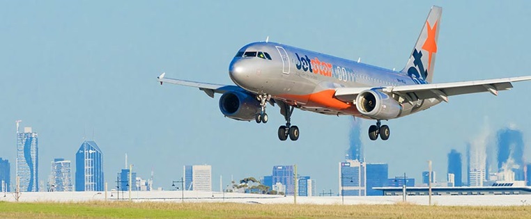 Jetstar Flugzeug landet in Melbourne