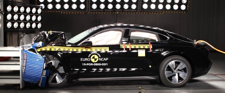 Porsche Taycan ind der Crash Anlage beim Frontalcrash