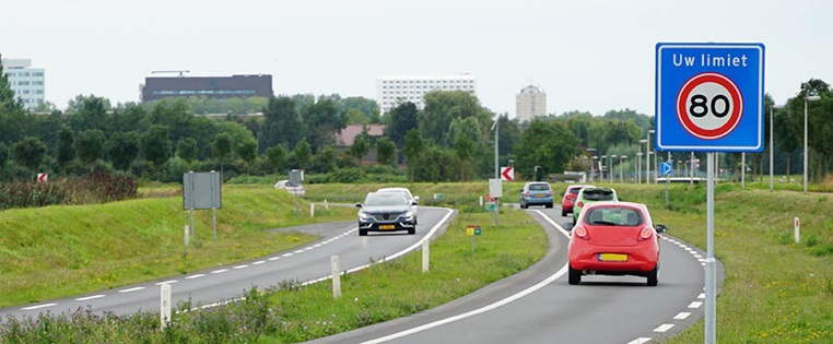 Straße in Holland mit 80er Geschwindigkeitsbeschränkung