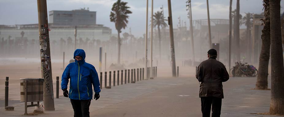 Starker Sturm an der Strandpromenade in Barcelona