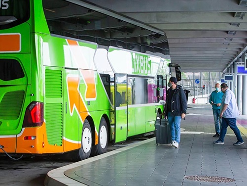 Flixbus fährt vom Busbahnhof ab