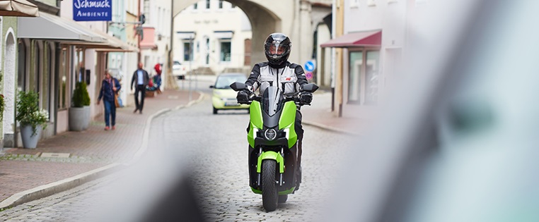125er Elektroroller im großen ADAC Test