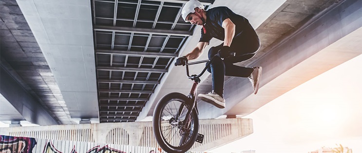 Jugendlicher macht einen Trick auf seinem BMX Bike