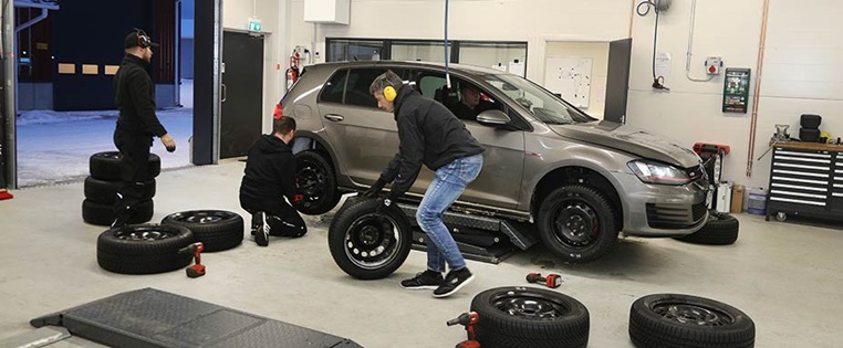 Reifenwechsel bei einem VW Golf