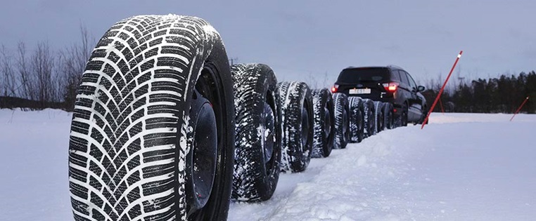 Winterreifen vor einem Ford Kuga
