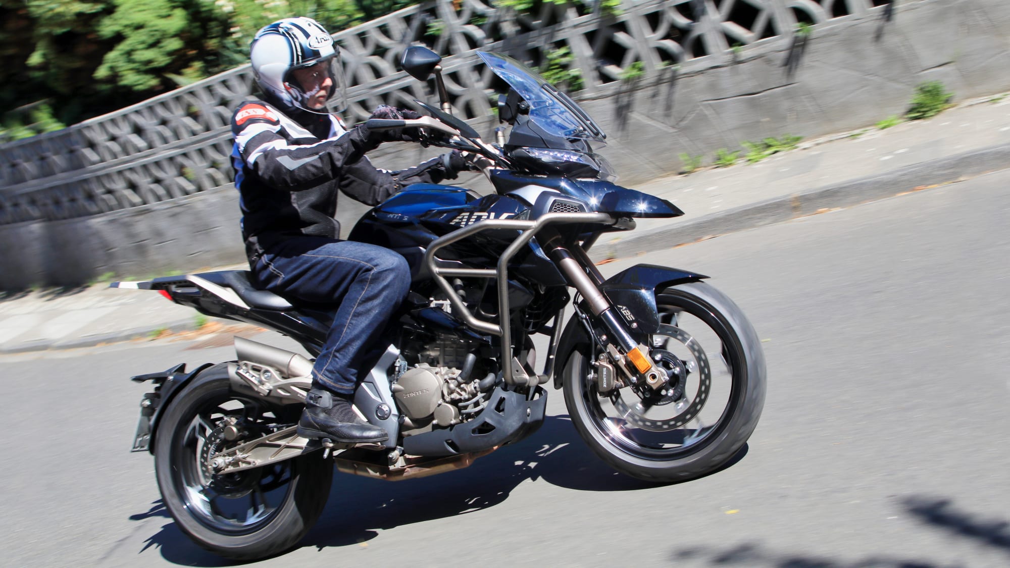 Das Motorrad aus China Zontes 310 T in Fahrt