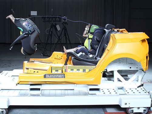 Crashtest Frontcrash mit Kindersitz Chicco Kiros