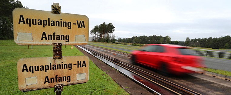 Auto beim ADAC Sommerreifentest im Contidrom