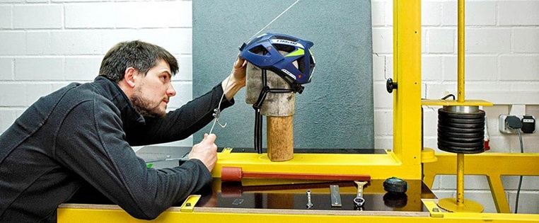 Ingenieur beim Fahrradhelmtest