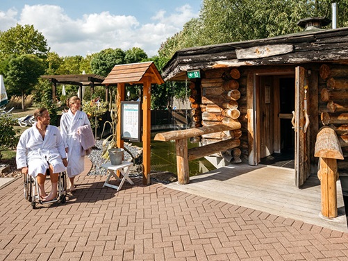 Rollstuhlfahrer mit Begleitung in der Therme in Bad Driburg