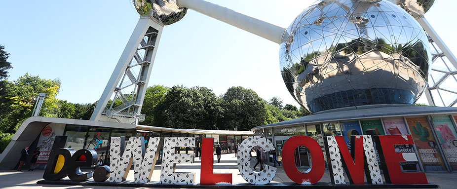 Der Eingang des Atomiums in Brüssel