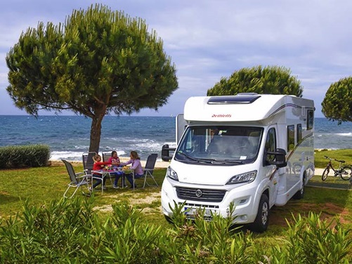 Ein Stellplatz mit Meerblick? Kein Problem entlang der kroatischen Küste Ein Stellplatz mit Meerblick? Kein Problem entlang der kroatischen Küste
