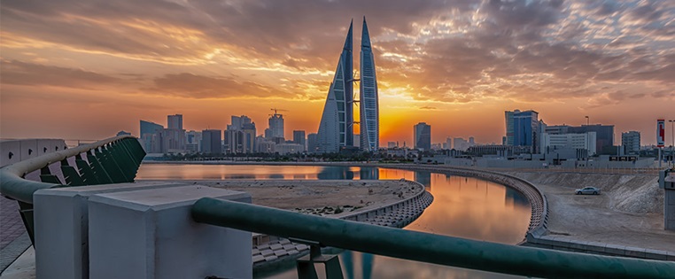 Skyline in der Abenddämmerung in Manama in Bahrain