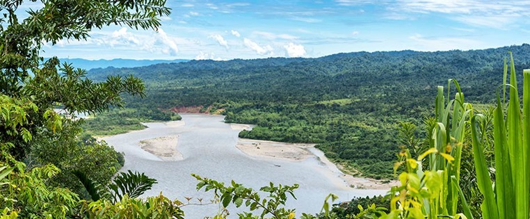 Fluss mit Berglandschaft in Gabun