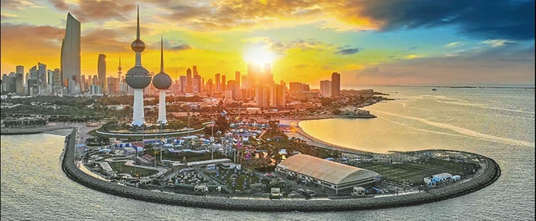 Blick auf Kuwait Stadt im Sonnenuntergang